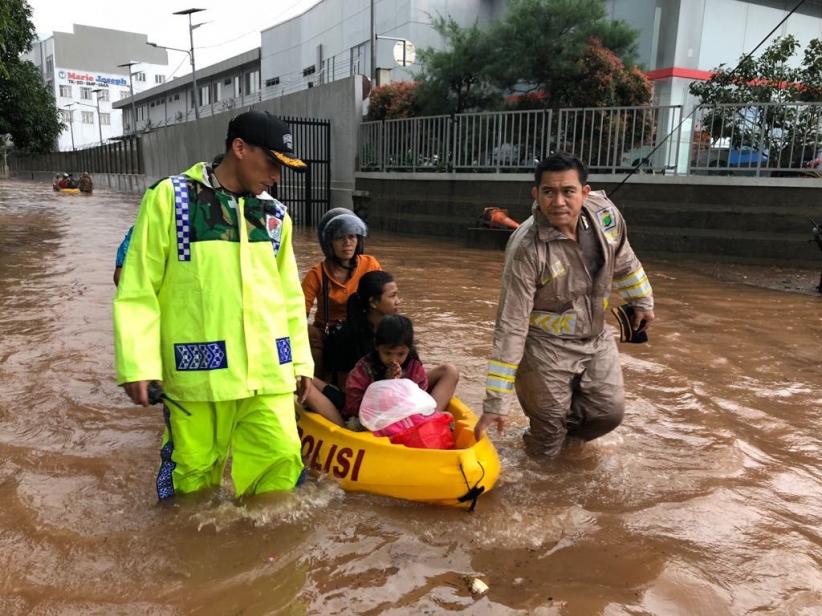 Polsek Kelapa Gading Bantu Warga Lewati Banjir - Bagian 3
