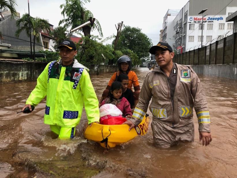 Polsek Kelapa Gading Bantu Warga Lewati Banjir - Bagian 1