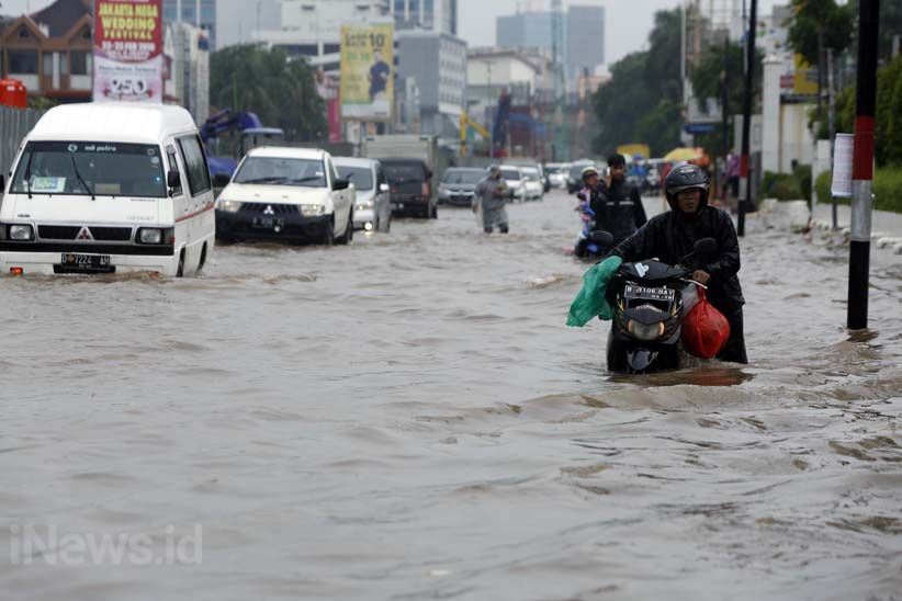 Kelapa Gading Banjir, Warga Dievakuasi Pakai Truk - Bagian 5