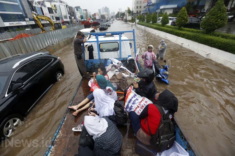 Kelapa Gading Banjir, Warga Dievakuasi Pakai Truk - Bagian 1