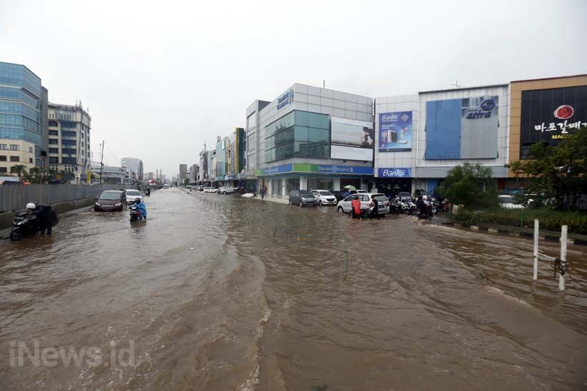 Kelapa Gading Banjir, Warga Dievakuasi Pakai Truk - Bagian 7