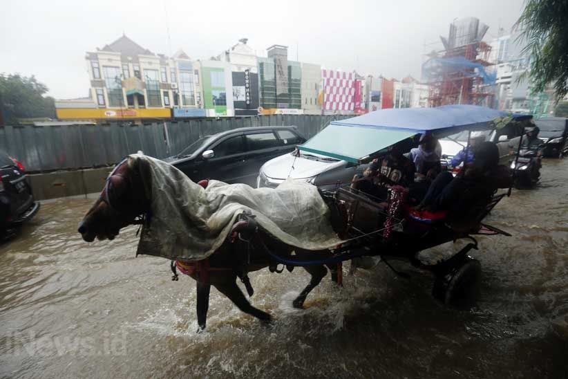 Kelapa Gading Banjir, Warga Dievakuasi Pakai Truk - Bagian 8