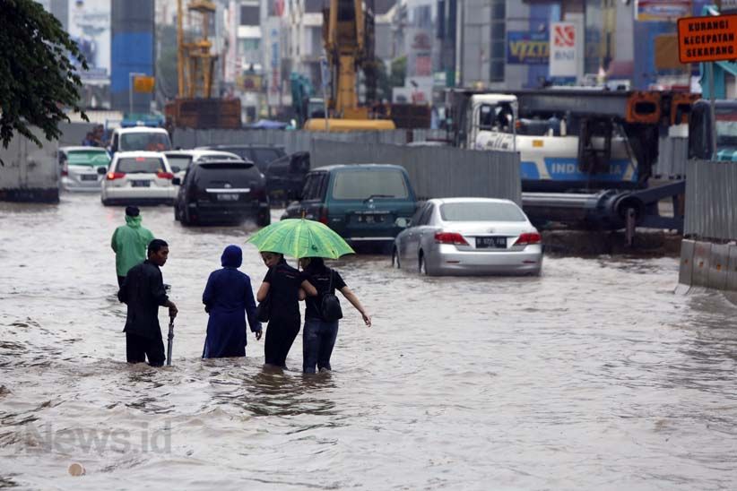 Kelapa Gading Banjir, Warga Dievakuasi Pakai Truk - Bagian 14