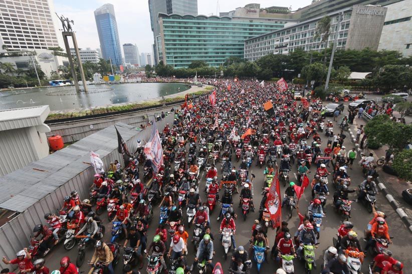 Antusiasme Ribuan The Jakmania Arak-Arakan Piala Presiden - Bagian 4