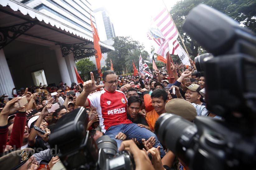 Gubernur Anies Dipanggul The Jakmania saat Sambut Persija di Balai Kota - Bagian 3