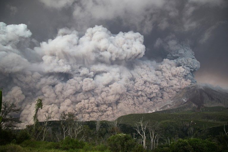 Penampakan Gunung Sinabung Erupsi Setinggi 5.000 Meter - Bagian 6