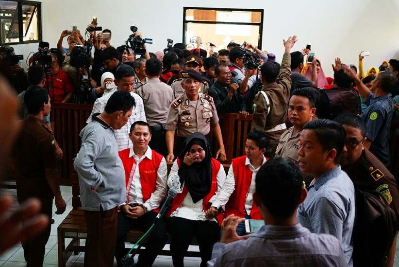 Jalani Sidang Perdana, Bos First Travel Meneteskan Air Mata - Bagian 5