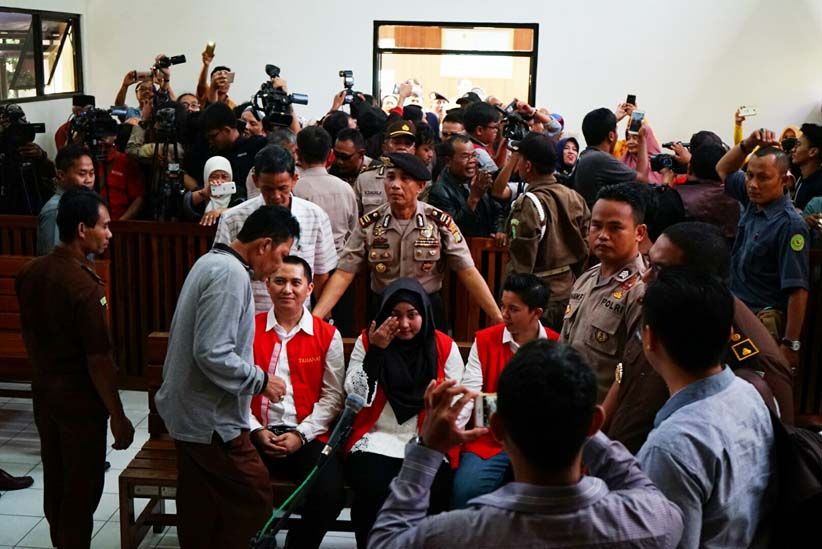 Jalani Sidang Perdana, Bos First Travel Meneteskan Air Mata - Bagian 2