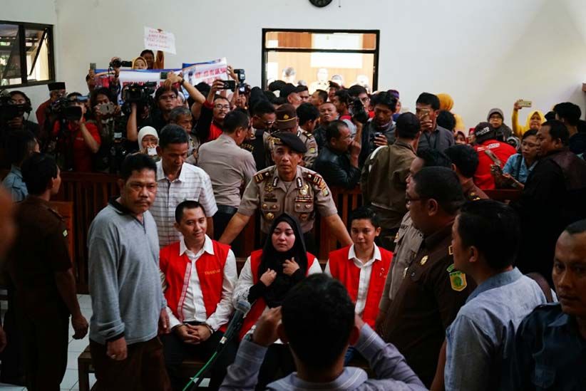 Jalani Sidang Perdana, Bos First Travel Meneteskan Air Mata - Bagian 4