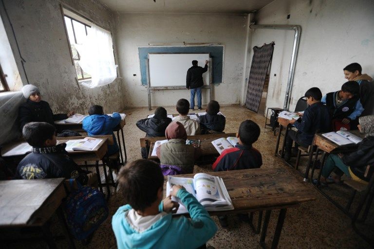 Sekolah Dihantam Bom, Anak-Anak Suriah Tetap Semangat Sekolah - Bagian 11