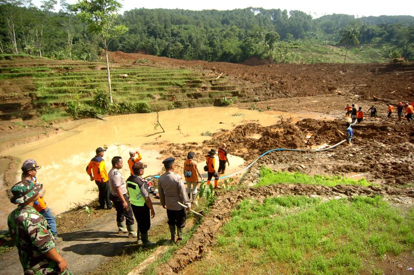 Tim Gabungan Cari 16 Korban Longsor Brebes yang Belum Ditemukan - Bagian 2