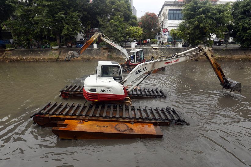 Anak Sungai Ciliwung Dinormalisasi untuk Cegah Pendangkalan - Bagian 1