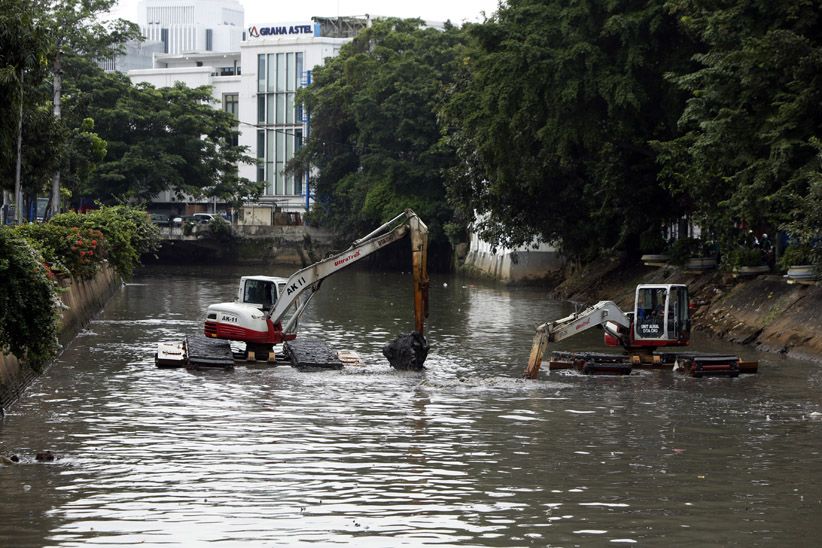 Anak Sungai Ciliwung Dinormalisasi untuk Cegah Pendangkalan - Bagian 3