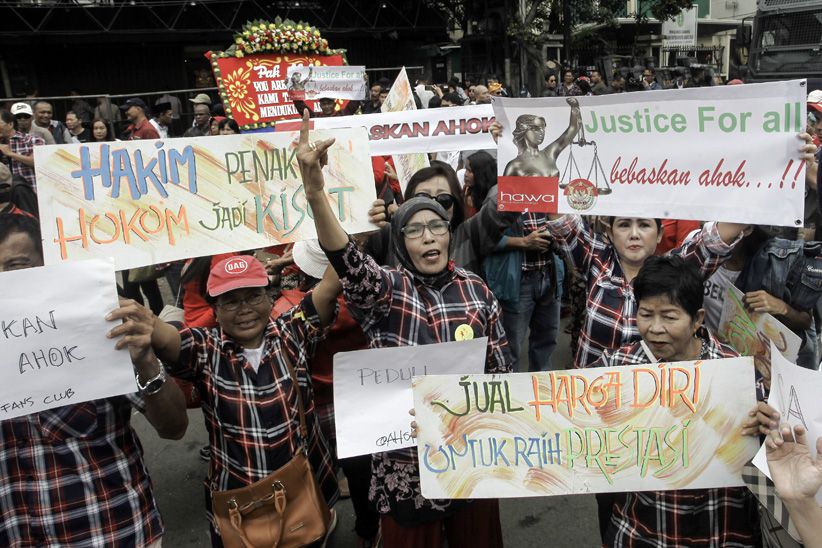 Unjuk Rasa Pro dan Kontra Warnai Sidang PK Ahok - Bagian 1