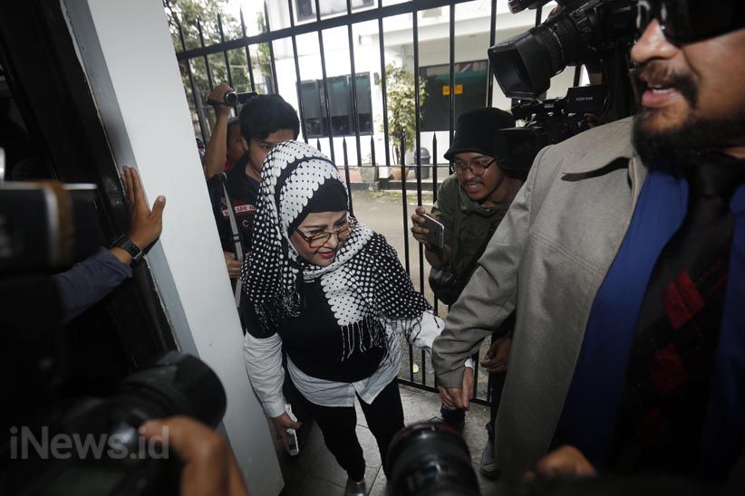 Anak Terlibat Narkoba, Ratu Dangdut Elvy Sukaesih Diperiksa Polisi  - Bagian 4