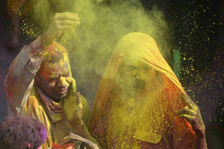 Serunya Melempar Serbuk Warna-warni di Festival Holi India - Bagian 11