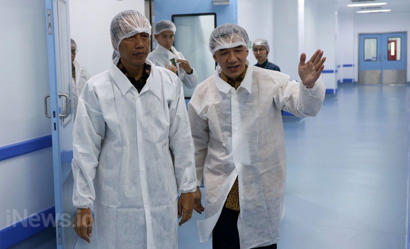 Pakai Baju Steril, Presiden Jokowi Tinjau Pabrik Obat Kalbe Farma - Bagian 2