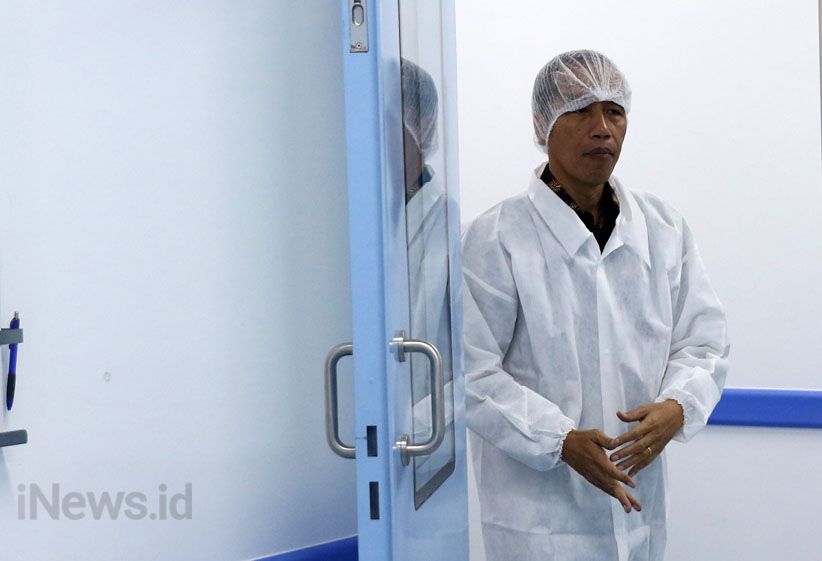 Pakai Baju Steril, Presiden Jokowi Tinjau Pabrik Obat Kalbe Farma - Bagian 1