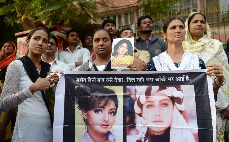 Ribuan Fans Hadiri Pemakaman Superstar Bollywood Sridevi Kapoor - Bagian 1