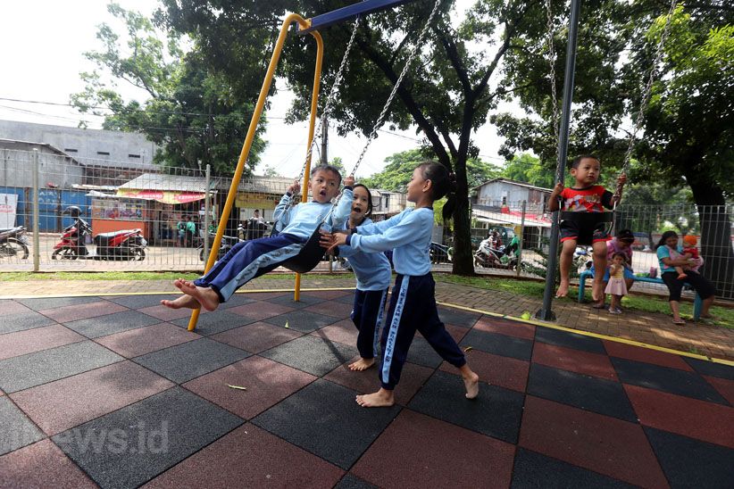 Melihat Keceriaan Anak-Anak Bermain di RPTRA - Bagian 6