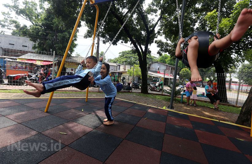 Melihat Keceriaan Anak-Anak Bermain di RPTRA - Bagian 5