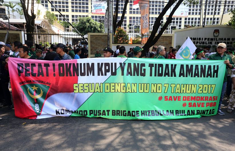 Merasa Dizalimi, Ratusan Massa PBB Geruduk KPU - Bagian 2