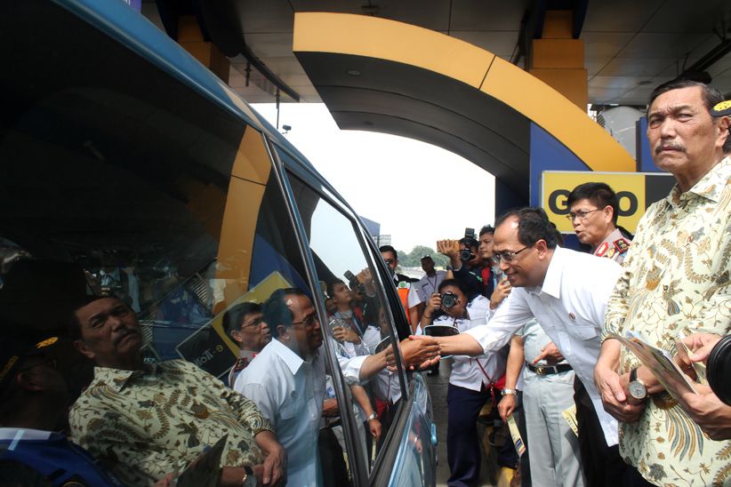 2 Menteri Tinjau Persiapan Sistem Ganjil Genap Tol Cikampek - Bagian 1