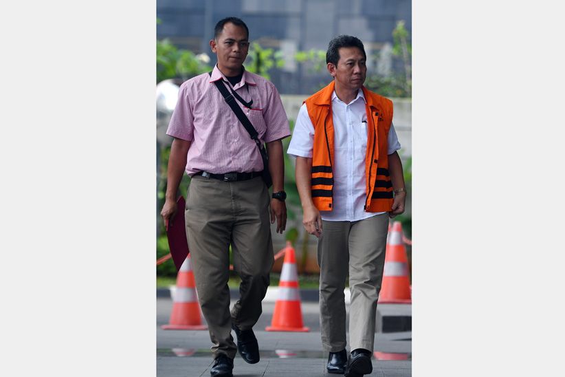 Bupati Kebumen Nonaktif Jalani Pemeriksaan Perdana di KPK - Bagian 1