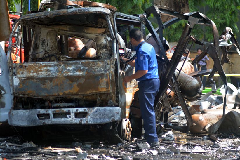 Polisi Olah TKP SPBU yang Hangus Terbakar di Sidoarjo - Bagian 1