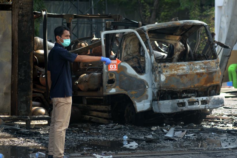 Polisi Olah TKP SPBU yang Hangus Terbakar di Sidoarjo - Bagian 2