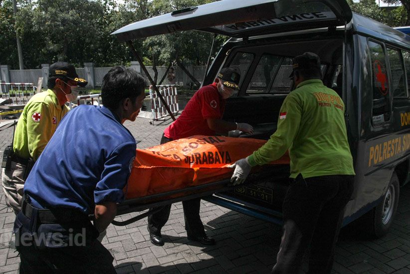 Korban Tewas Kebakaran SPBU Sidoarjo Dievakuasi - Bagian 3