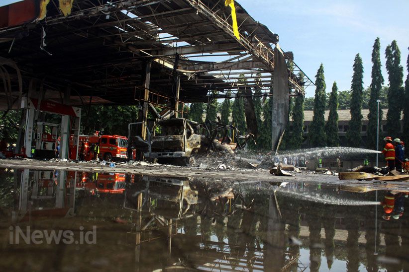 Korban Tewas Kebakaran SPBU Sidoarjo Dievakuasi - Bagian 4