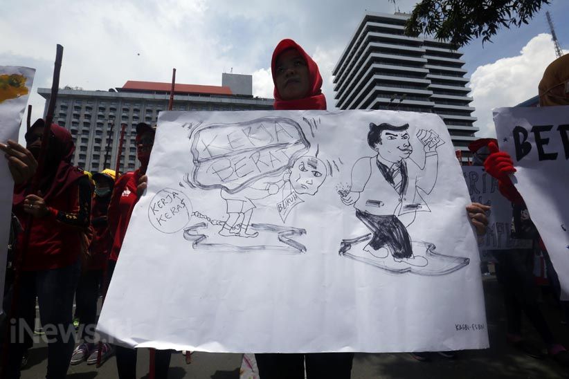 Ratusan Buruh Perempuan Gelar Aksi Tuntut Upah Layak - Bagian 4