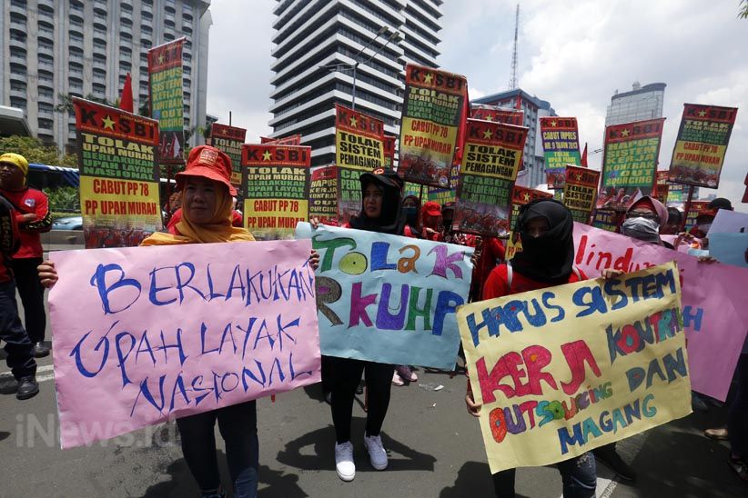 Ratusan Buruh Perempuan Gelar Aksi Tuntut Upah Layak - Bagian 1
