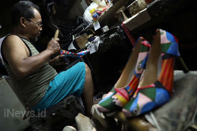 Melihat Pembuatan Sepatu Industri Rumahan - Bagian 1