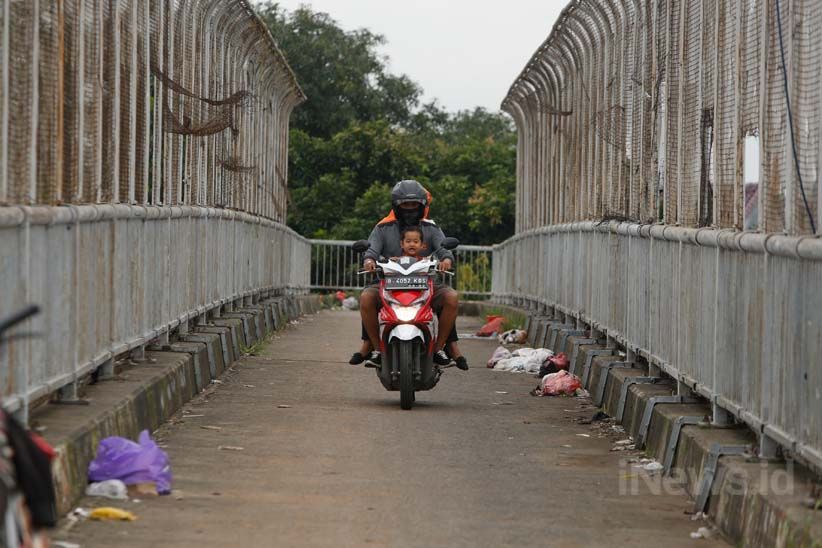 Aksi Nekat Pemotor Potong Jalan Naik JPO - Bagian 3
