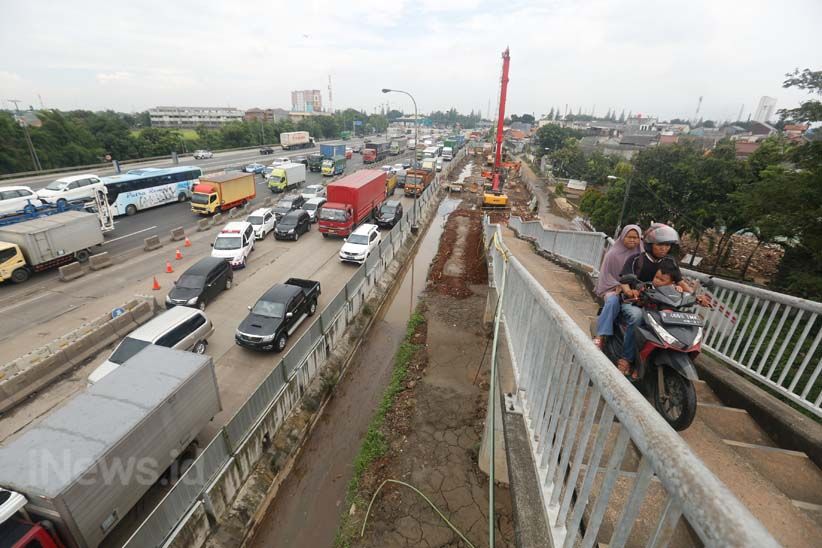 Aksi Nekat Pemotor Potong Jalan Naik JPO - Bagian 4