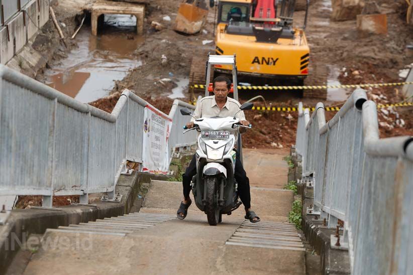 Aksi Nekat Pemotor Potong Jalan Naik JPO - Bagian 5