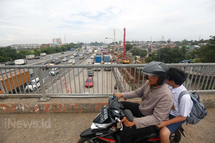 Aksi Nekat Pemotor Potong Jalan Naik JPO - Bagian 6