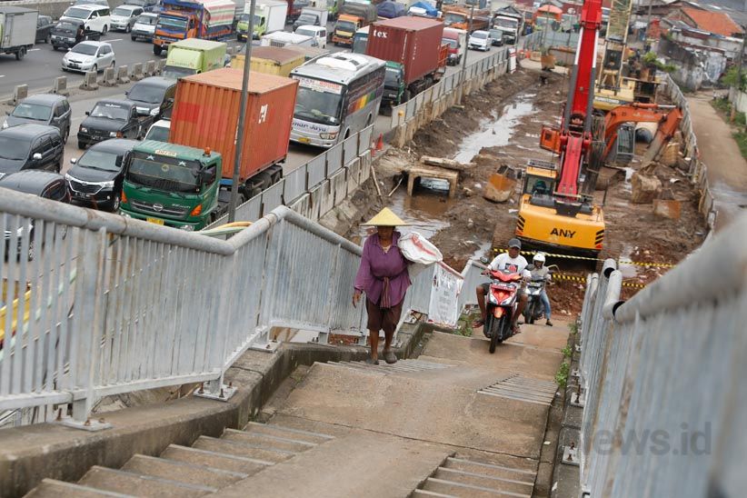Aksi Nekat Pemotor Potong Jalan Naik JPO - Bagian 1