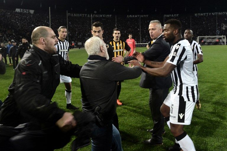 Presiden Klub Protes Sambil Bawa Pistol ke Lapangan, Sepakbola Liga Yunani Dihentikan - Bagian 1