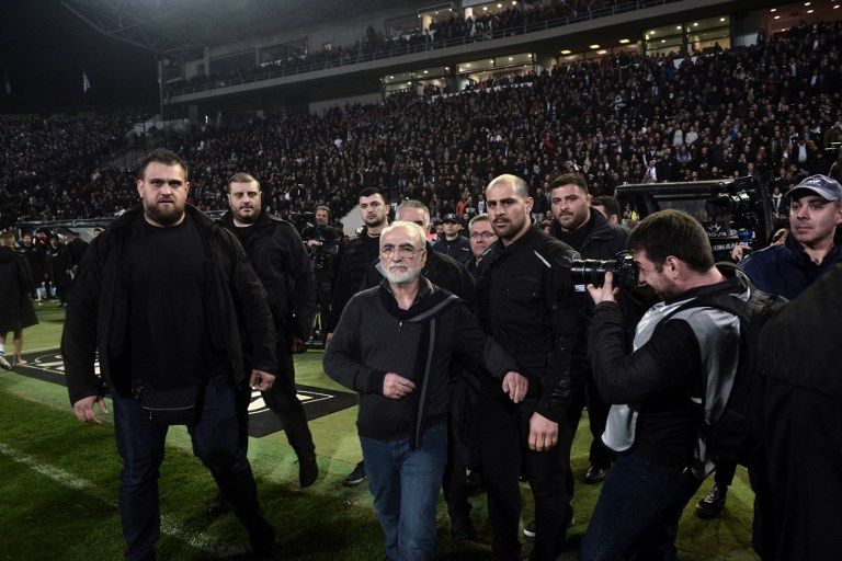 Presiden Klub Protes Sambil Bawa Pistol ke Lapangan, Sepakbola Liga Yunani Dihentikan - Bagian 5
