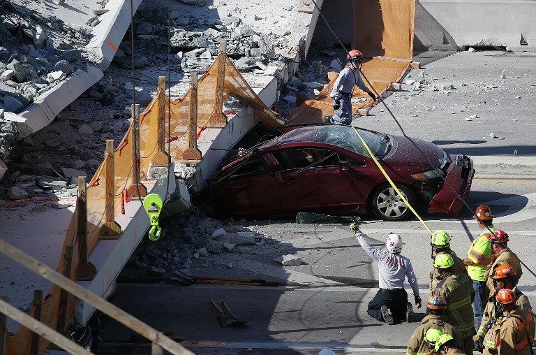 Anjing Pelacak Cari Korban Tertimbun Reruntuhan Jembatan Ambruk di Florida - Bagian 8