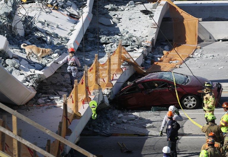 Anjing Pelacak Cari Korban Tertimbun Reruntuhan Jembatan Ambruk di Florida - Bagian 6