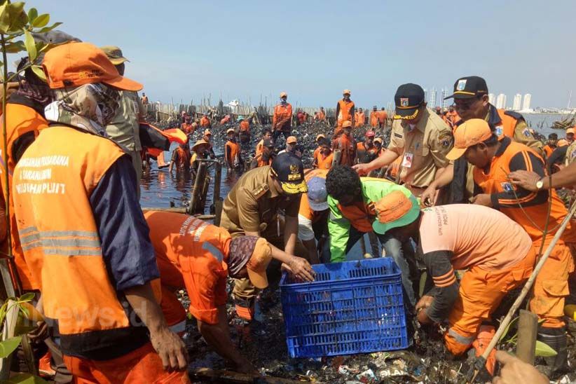 Gubernur Anies Bersama Pasukan Oranye Angkut Sampah di Teluk Jakarta - Bagian 3