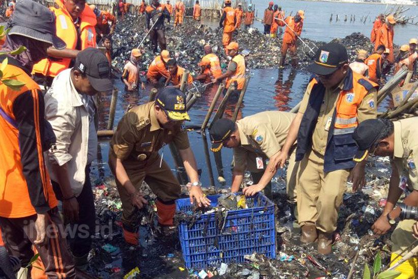 Gubernur Anies Bersama Pasukan Oranye Angkut Sampah di Teluk Jakarta - Bagian 5