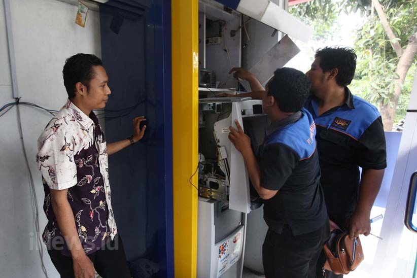 Antisipasi Kejahatan Skimming, ATM di Surabaya Diperiksa Petugas - Bagian 1