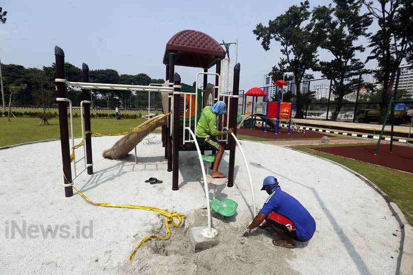 Pemasangan Wahana Bermain di RTH Lapangan Banteng - Bagian 5