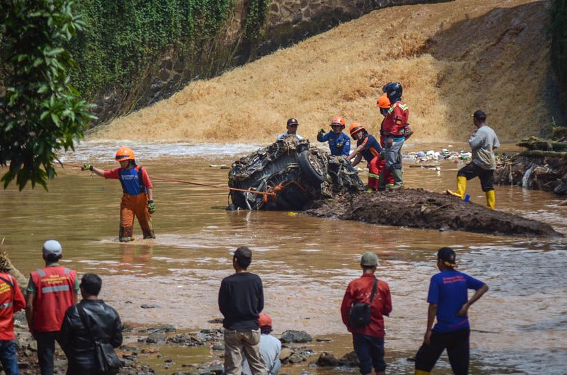 Evakuasi Mobil Terseret Arus Banjir Bandang - Bagian 1