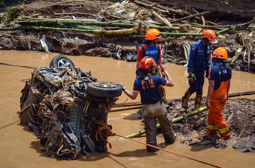 Evakuasi Mobil Terseret Arus Banjir Bandang - Bagian 2